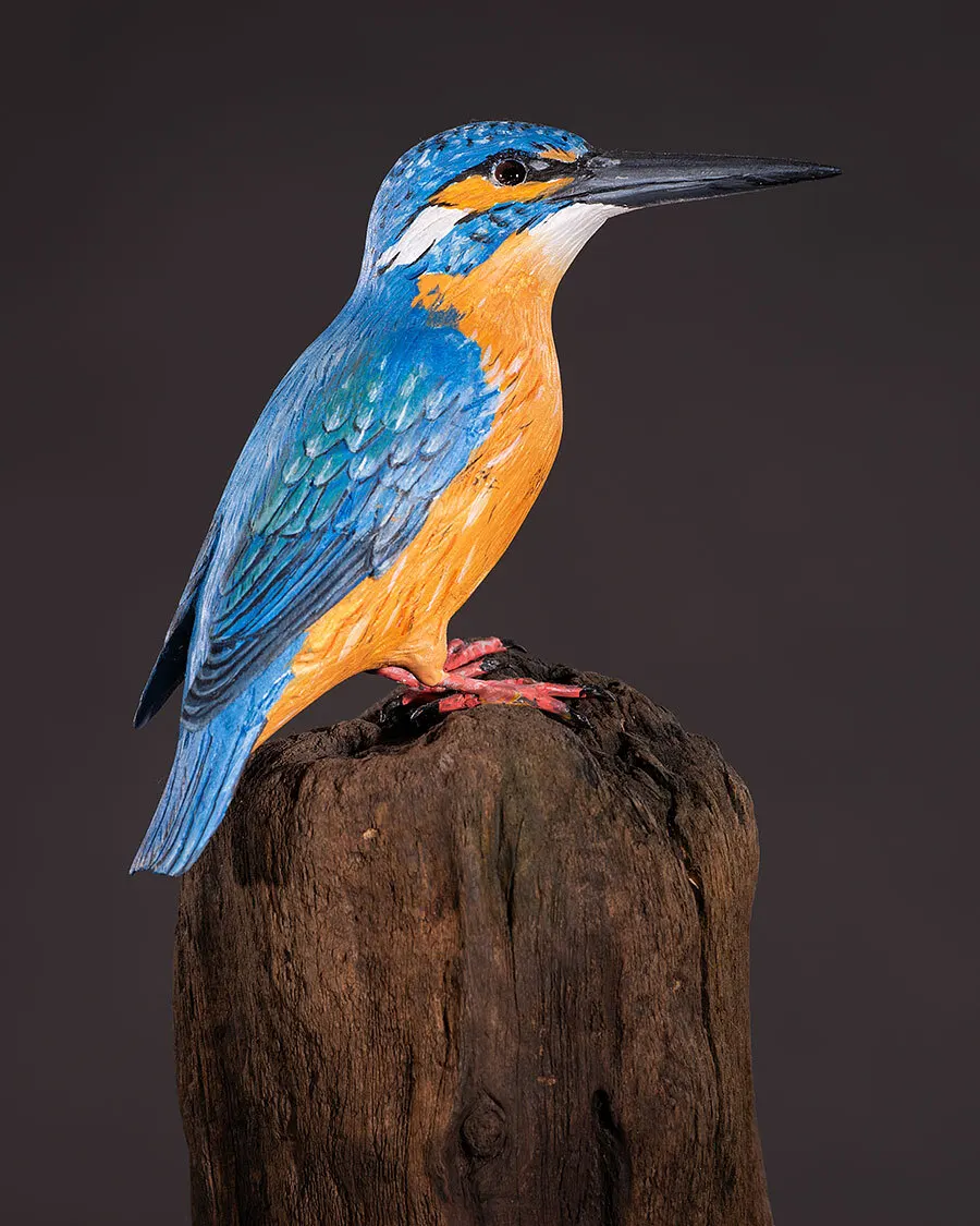 IJsvogel in houtsnijwerk (Alcedo atthis), werk van Judith van Schendel