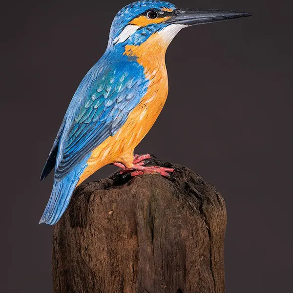 IJsvogel in houtsnijwerk (Alcedo atthis), werk van Judith van Schendel